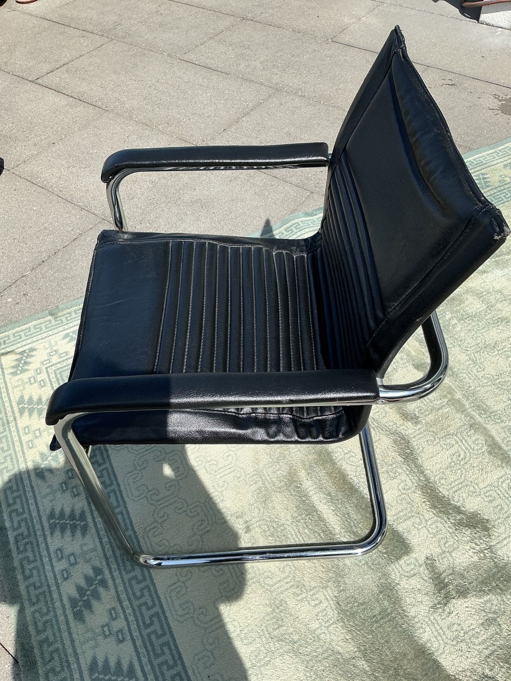 Poltrone: Schwarzer Kunstleder-Sessel – Usato da Triesen venduto da boston7 2