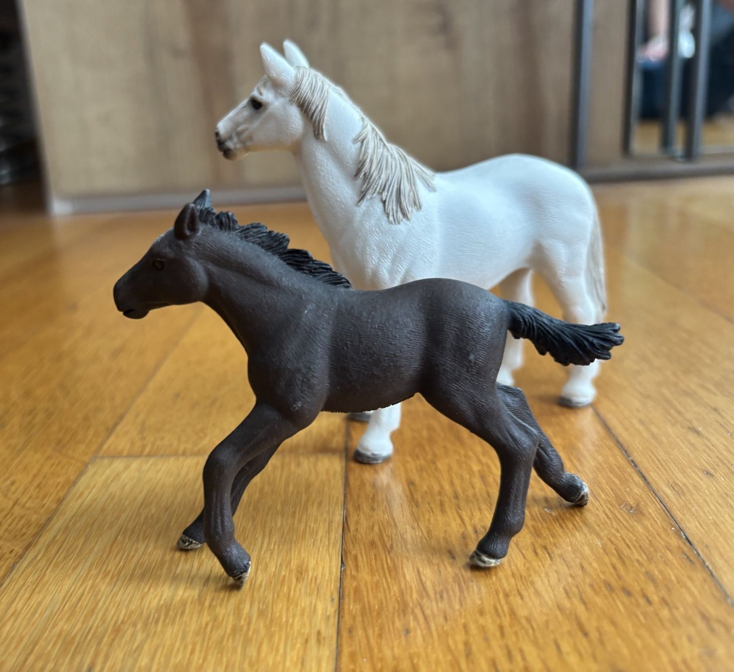 Schleich Giocattoli: Schleich Pferde 2 Stück weiss & schwarz – Usato da Biel-Benken BL venduto da Bergerr 2