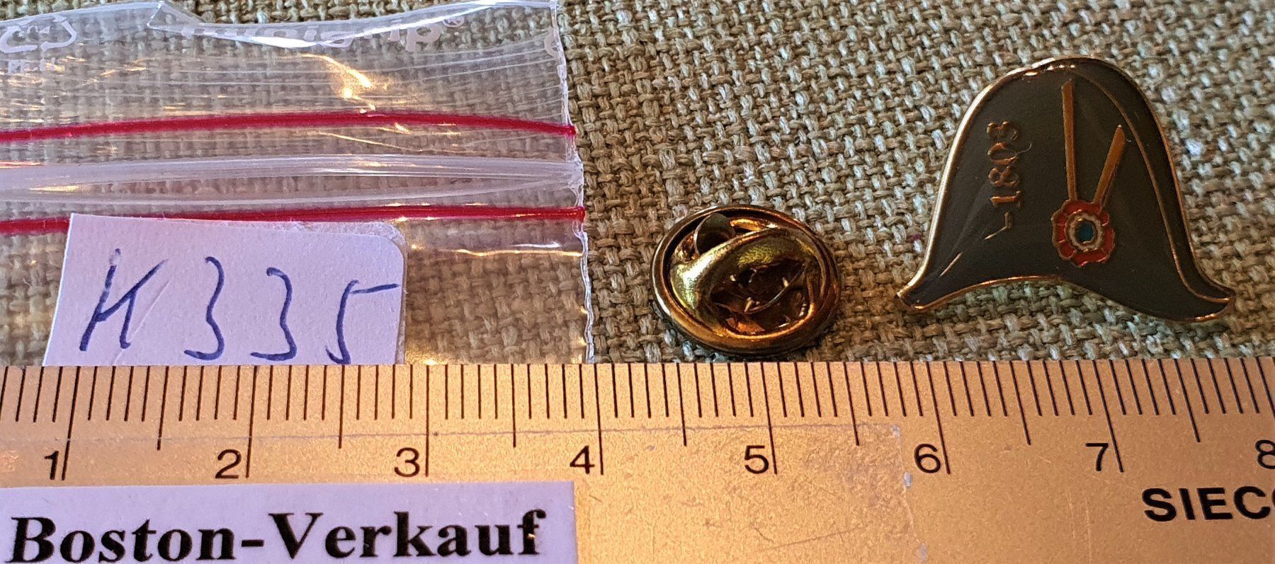 Copricapi, berretti & cappellini: K335 - Pin Basler Polizei Hut - 1803 – Usato da Reinach BL venduto da Boston-Verkauf 1