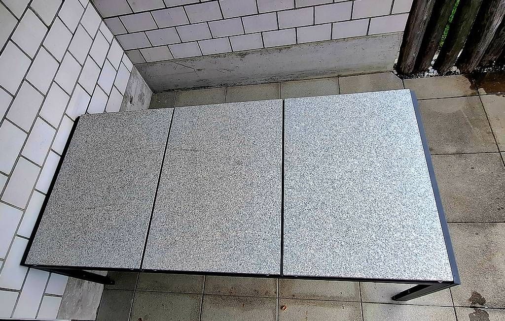 Tische: Gartentisch mit Granitplatten – Gebraucht aus Bonaduz von Ngaba 1