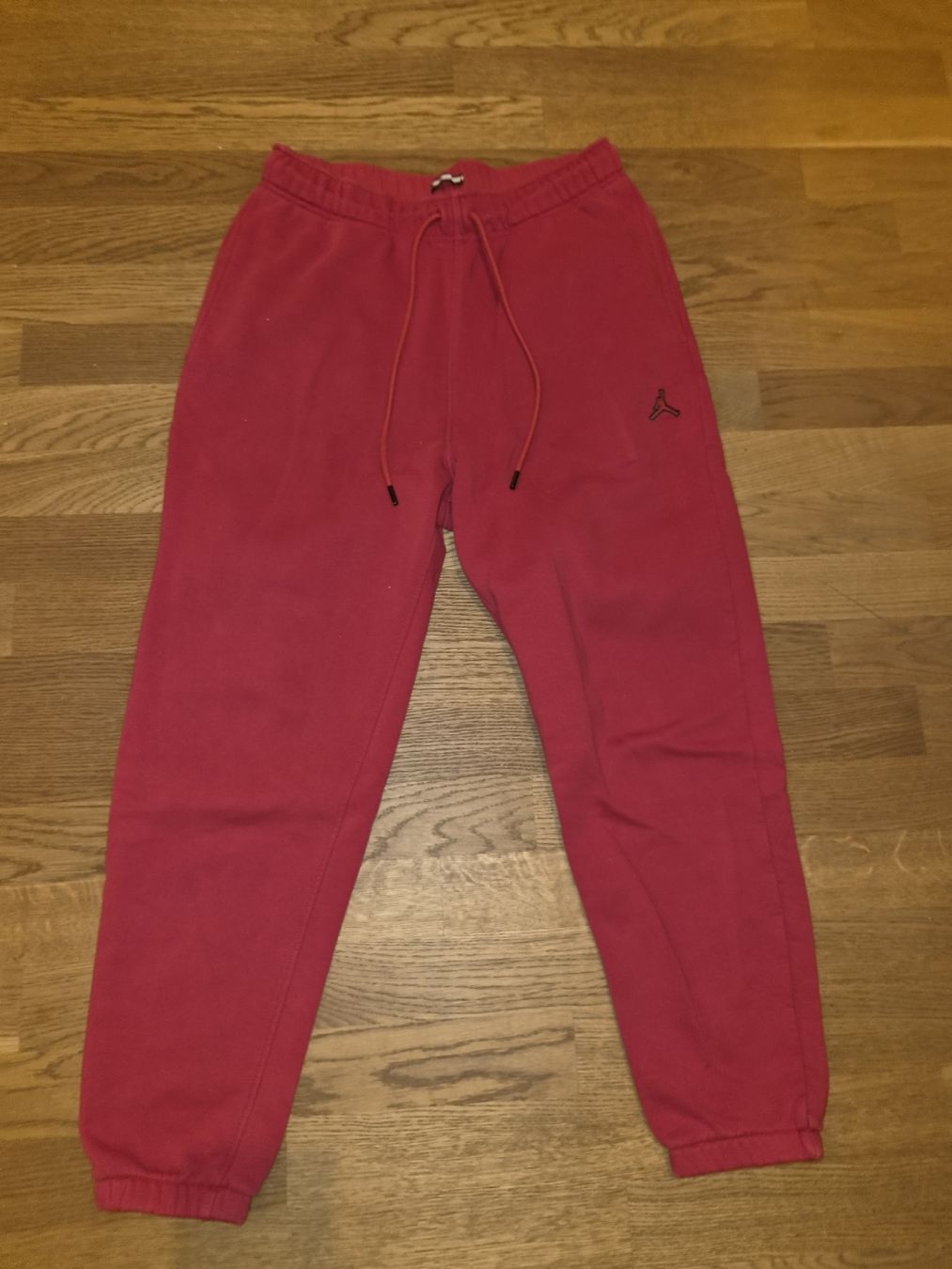 Jordan Hosen: Jordan Jogginghose rot  – Gebraucht aus Bünzen von sim_r7ts