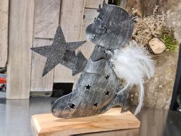 Dekorierter Metall Weihnachtsengel auf Holzsockel, H 21x17cm
