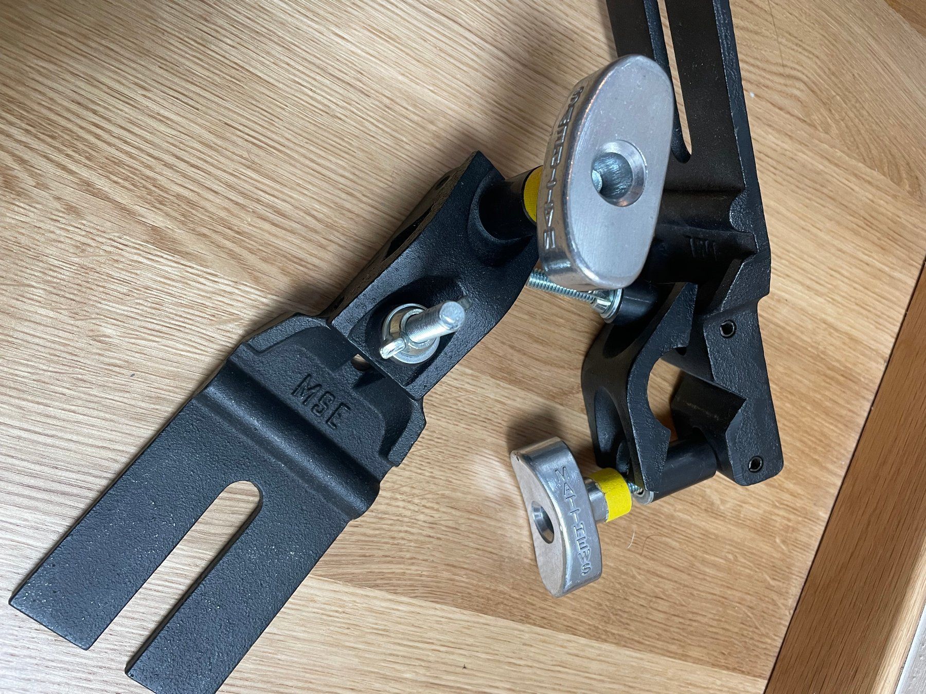Treppiedi & Teste: Matthews Hollywood Hangar clamp – Usato da Vevey venduto da c_lathion