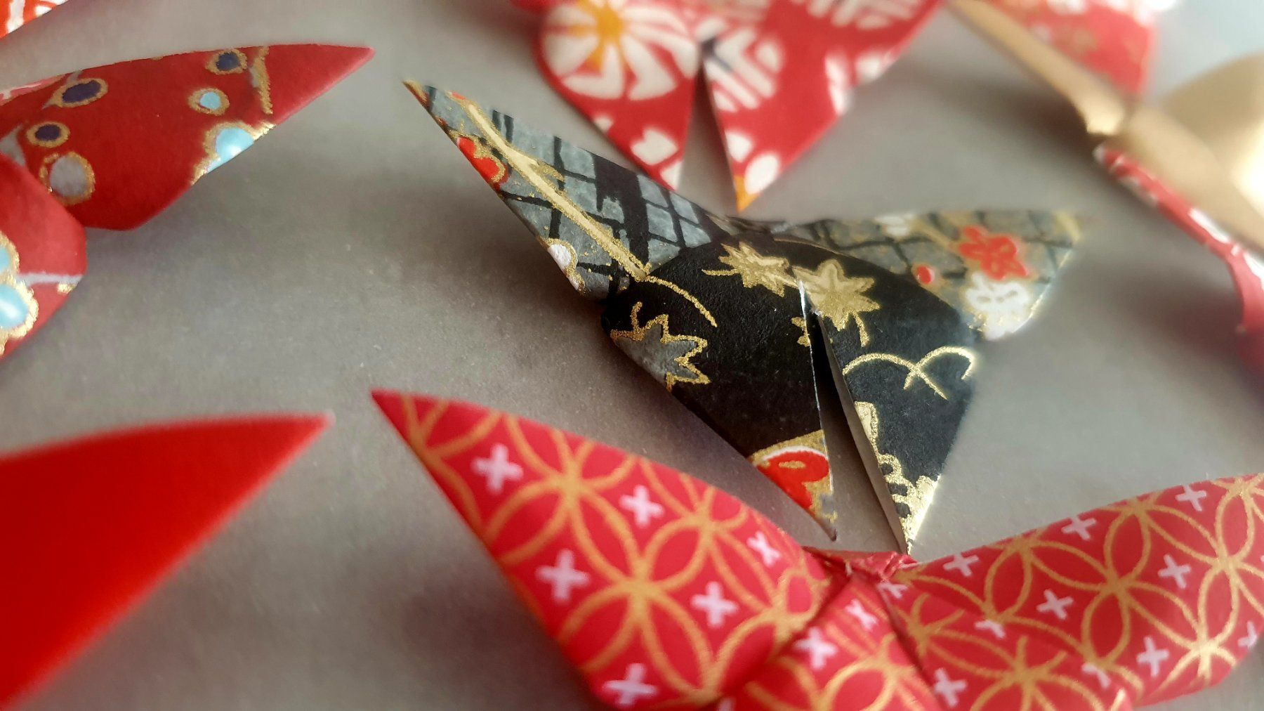 Alle Dekorationen: 20 Origami Schmetterlinge rot-gold – Neu und originalverpackt aus Zürich von brifo64 6
