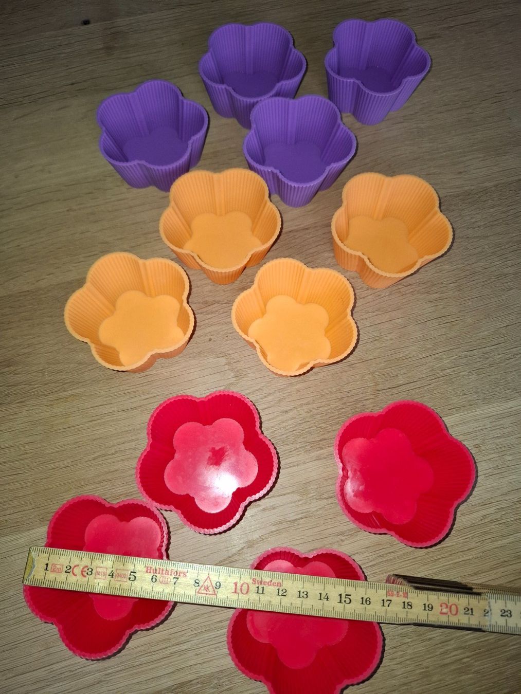 Teglie da forno: 12er Set Silikon-Förmchen "Blümchen" für Muffins – Usato da Grüningen venduto da jadranko 1