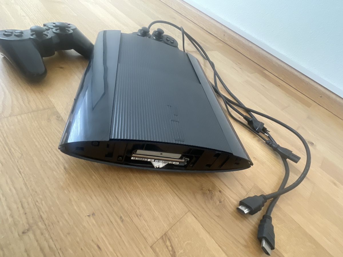 Sony Console: Sony PlayStation 3 Super Slim Console  - 2 Controllers – Difettoso da Basel venduto da joao_almeida32 3