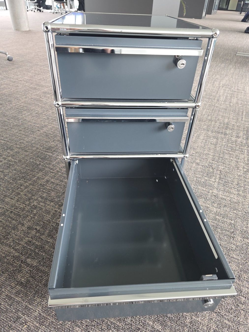 USM Cassettiere: USM Haller Rollcontainer / Schubladenschrank grau – Usato da Zürich venduto da ami_6gd6 2
