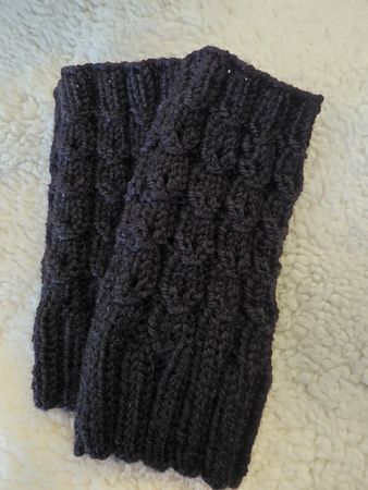 Warme, handgestrickte Stulpen aus weicher Wolle, schwarz