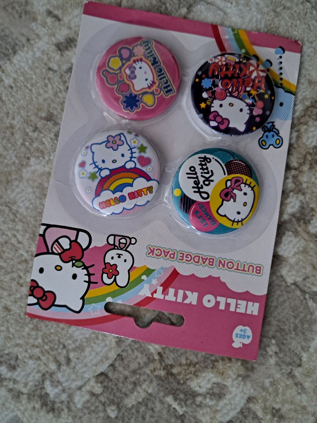 Plaquettes & Badges: Hello Kitty Anstecker Pack 4 Stück neu – Neuf avec emballage d'origine à Solothurn par mar_zmy8
