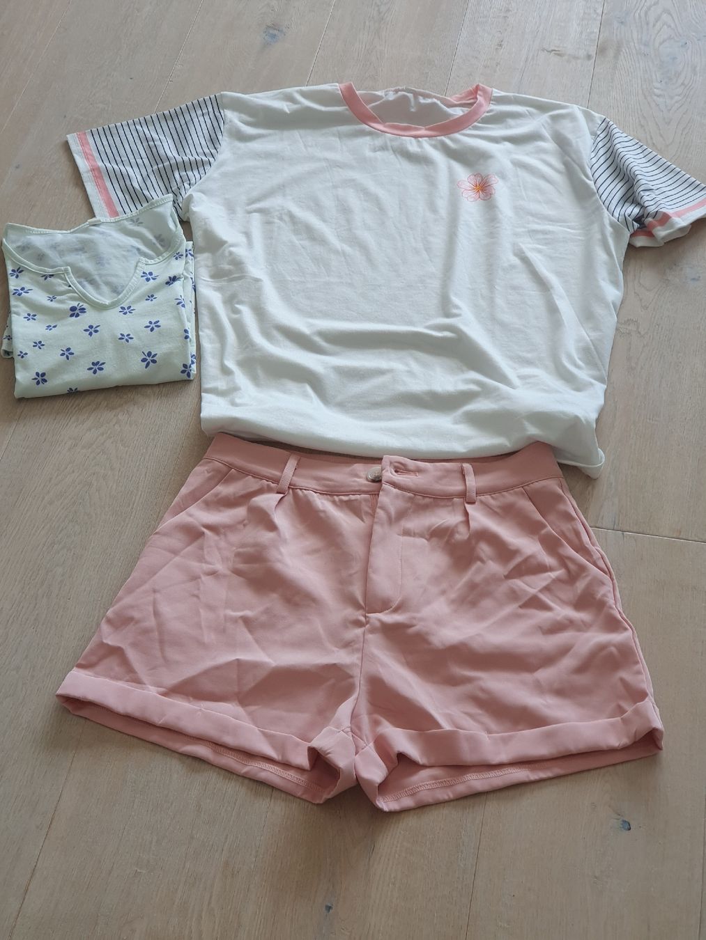 Lotti di vestiti: Shorts und 2 Shirts – Nuovo (secondo la descrizione) da Stalden (Sarnen) venduto da Leikerli