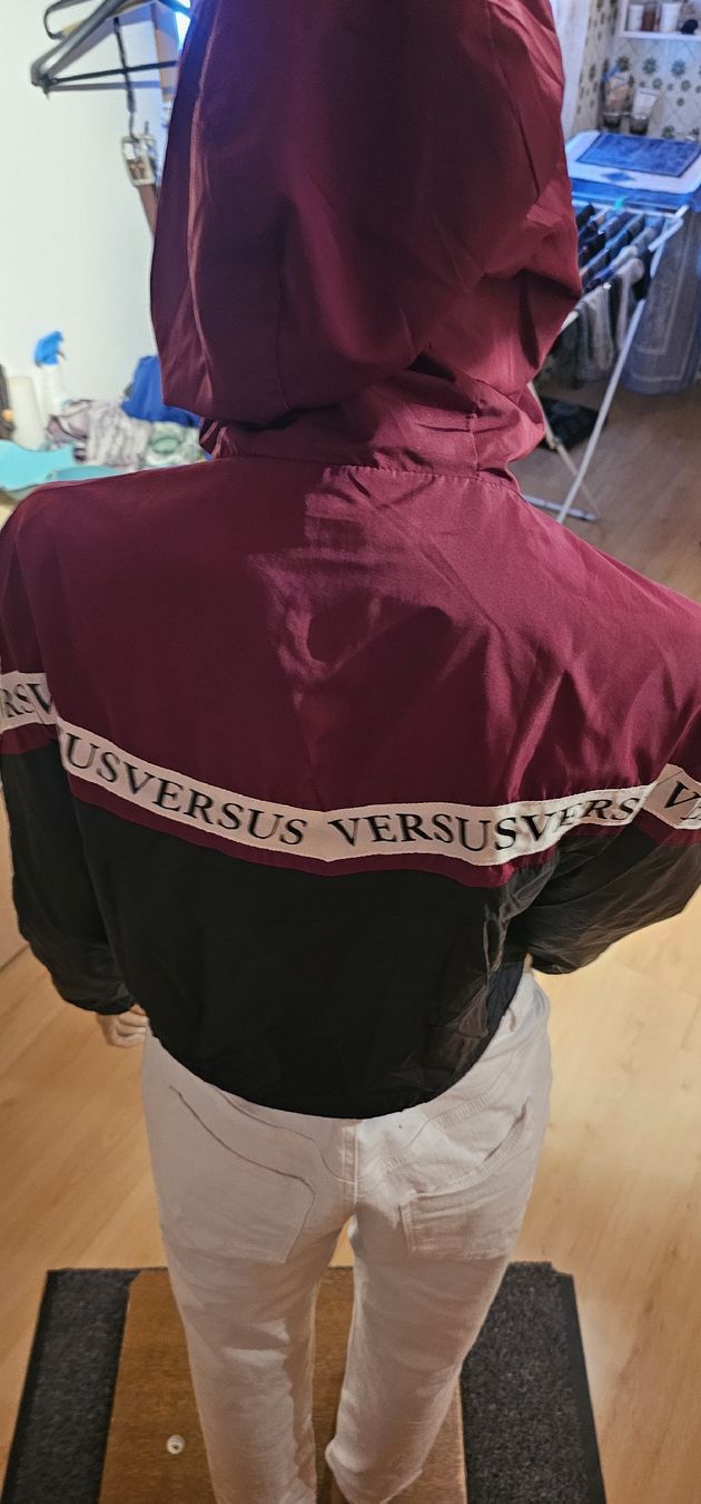 Lotti di vestiti: Versus Oberteil gr.M und weisse Jeans gr.40 – Usato da Ferden venduto da jemyce 2