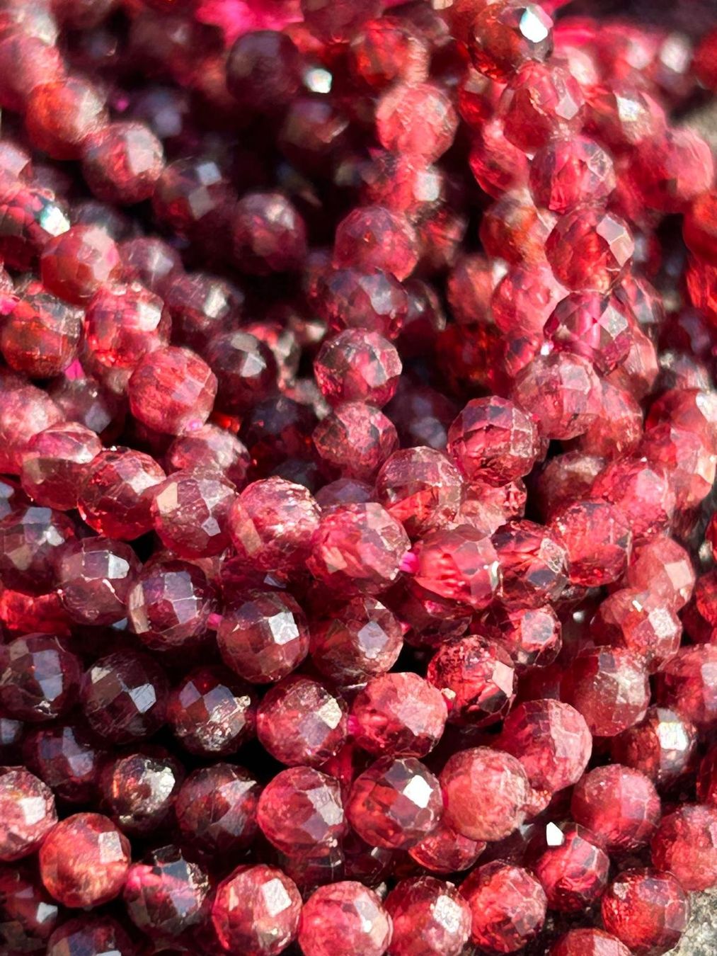 Pietre preziose: Strang echte facettierte granat Kugeln 2 mm – Nuovo e nell'imballaggio originale da Niederrohrdorf venduto da Ytobi