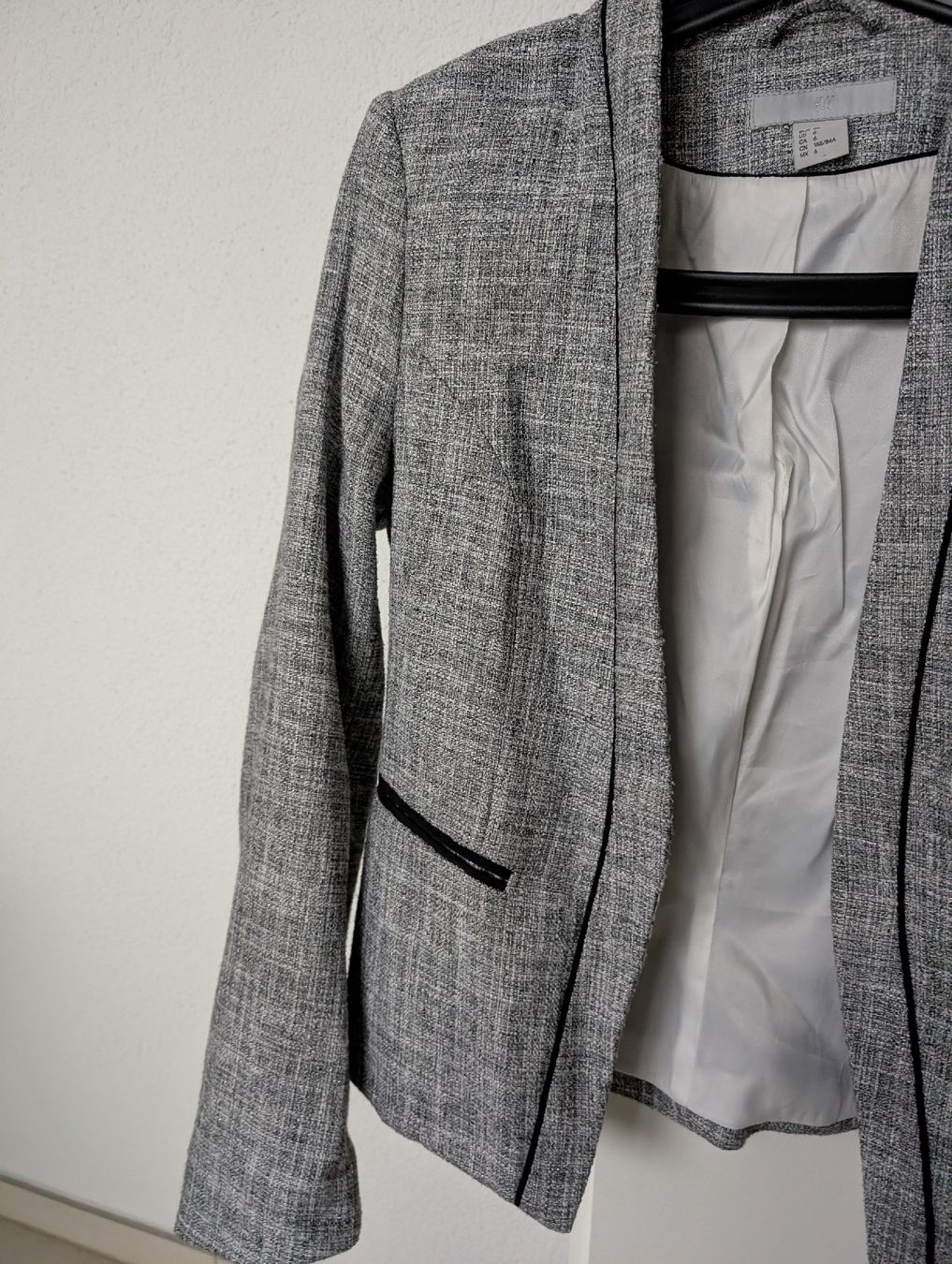 H&M Jacken: Elegantes Bouclé-Jacket von H&M, Grösse 36 – Gebraucht aus Ganterschwil von Nike18 1
