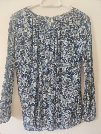 Romantisches Shirt, dekorativer Ausschnitt, elastischer Saum