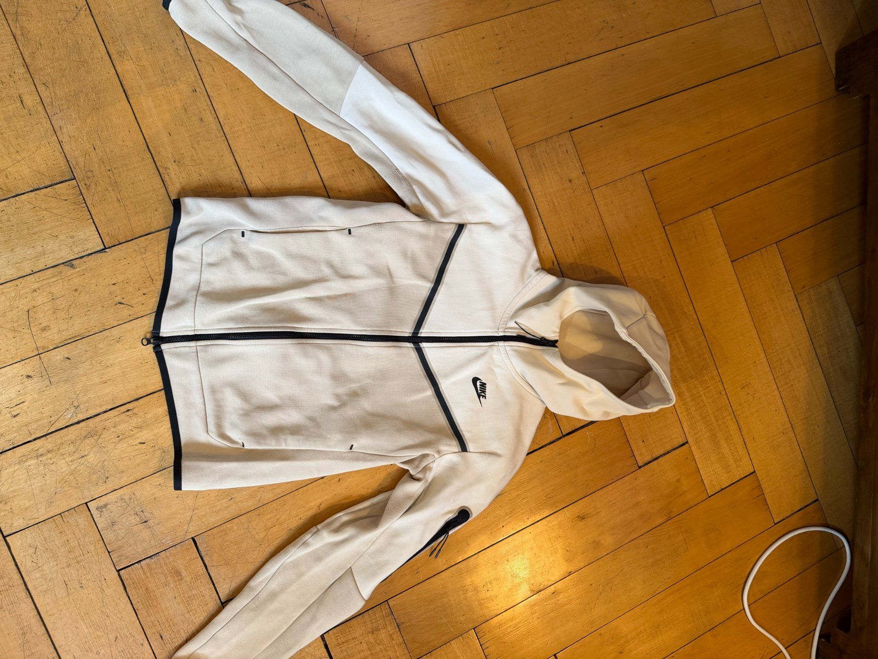 Lotti di vestiti: Ensemble Nike Tech Fleece crème veste et pantalon – Usato da Genève venduto da rij_7zrr 2