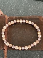 Elegantes Perlenarmband in Rosegold- und Beigetönen