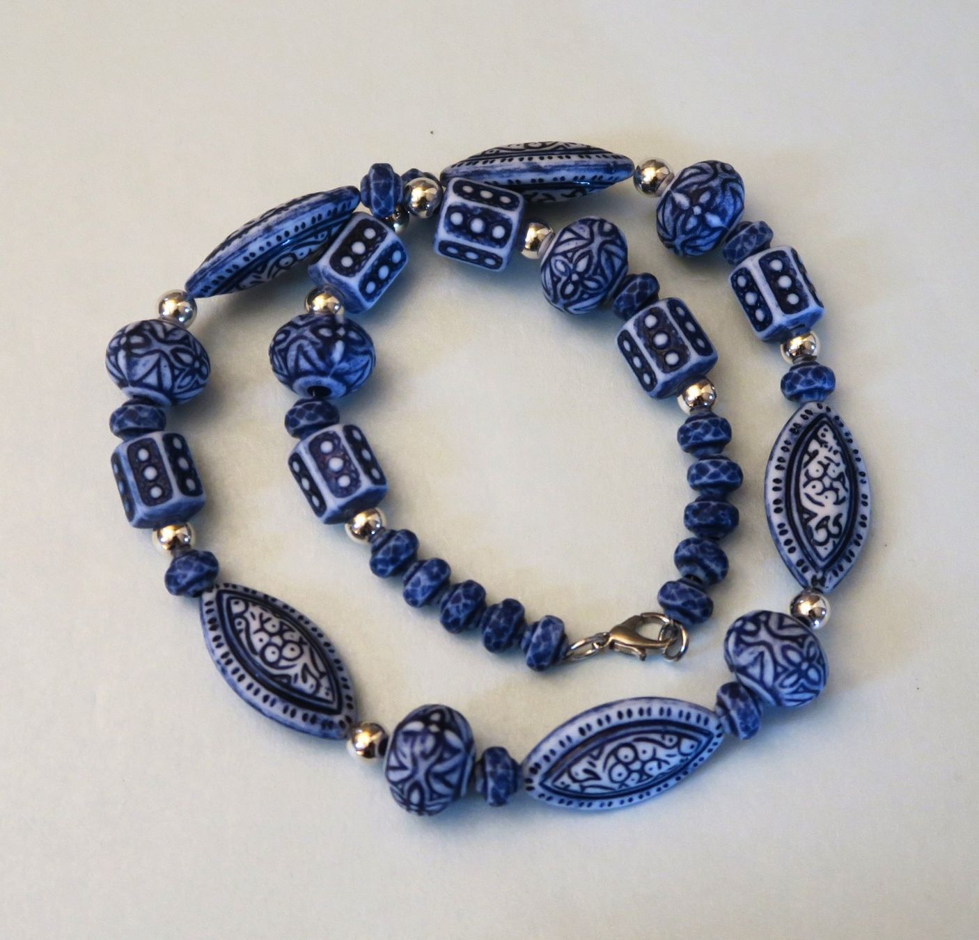 Catenine: Halskette, blau-weiss – Usato da Brittnau venduto da marlenestone
