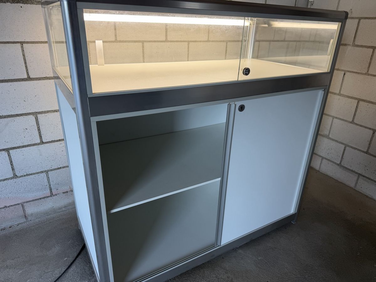 Vitrinen: Präsentations Vitrine  – Gebraucht aus Hittnau von Dbitte