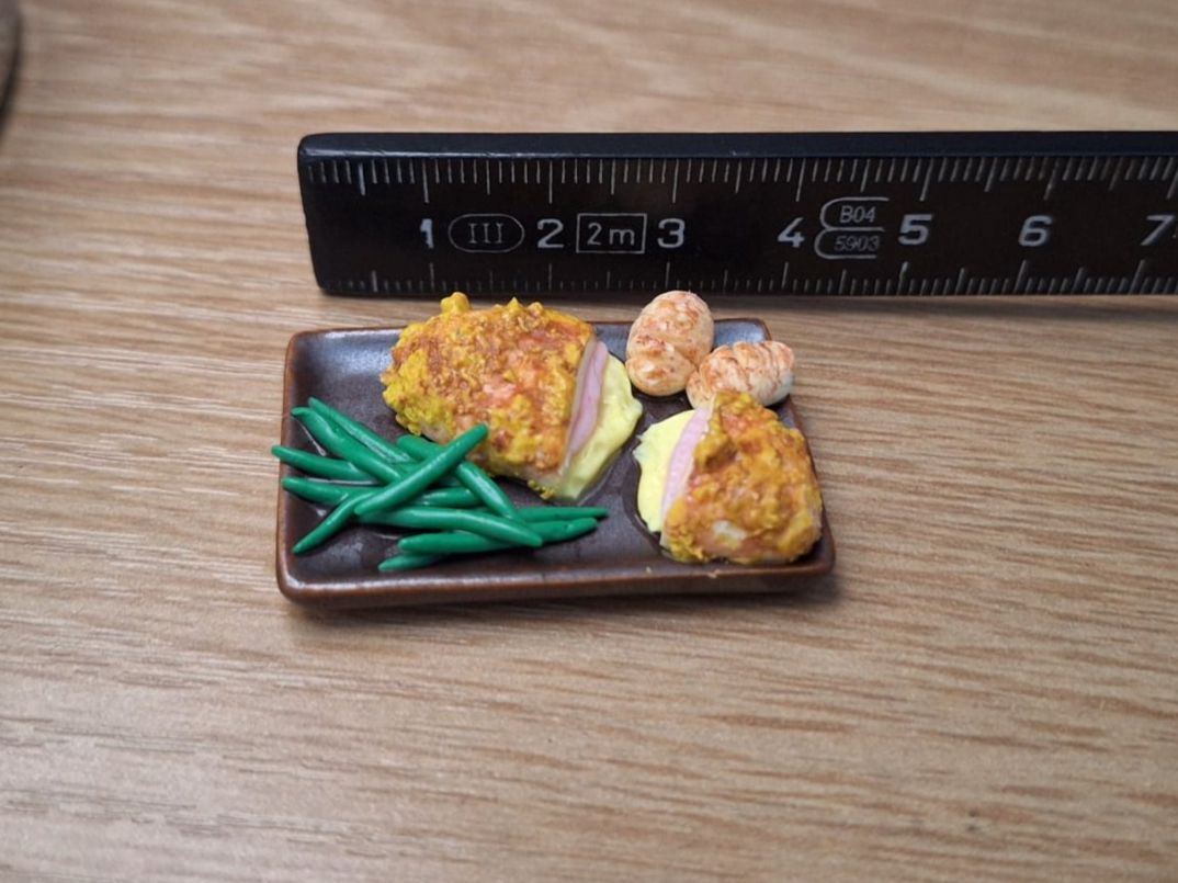 Maisons & Meubles de poupées: Cordon Bleu mit Bohnen, Handgemacht, Keramik Teller – Neuf (Voir description) à Zürich par HandmadeTinyFood 1