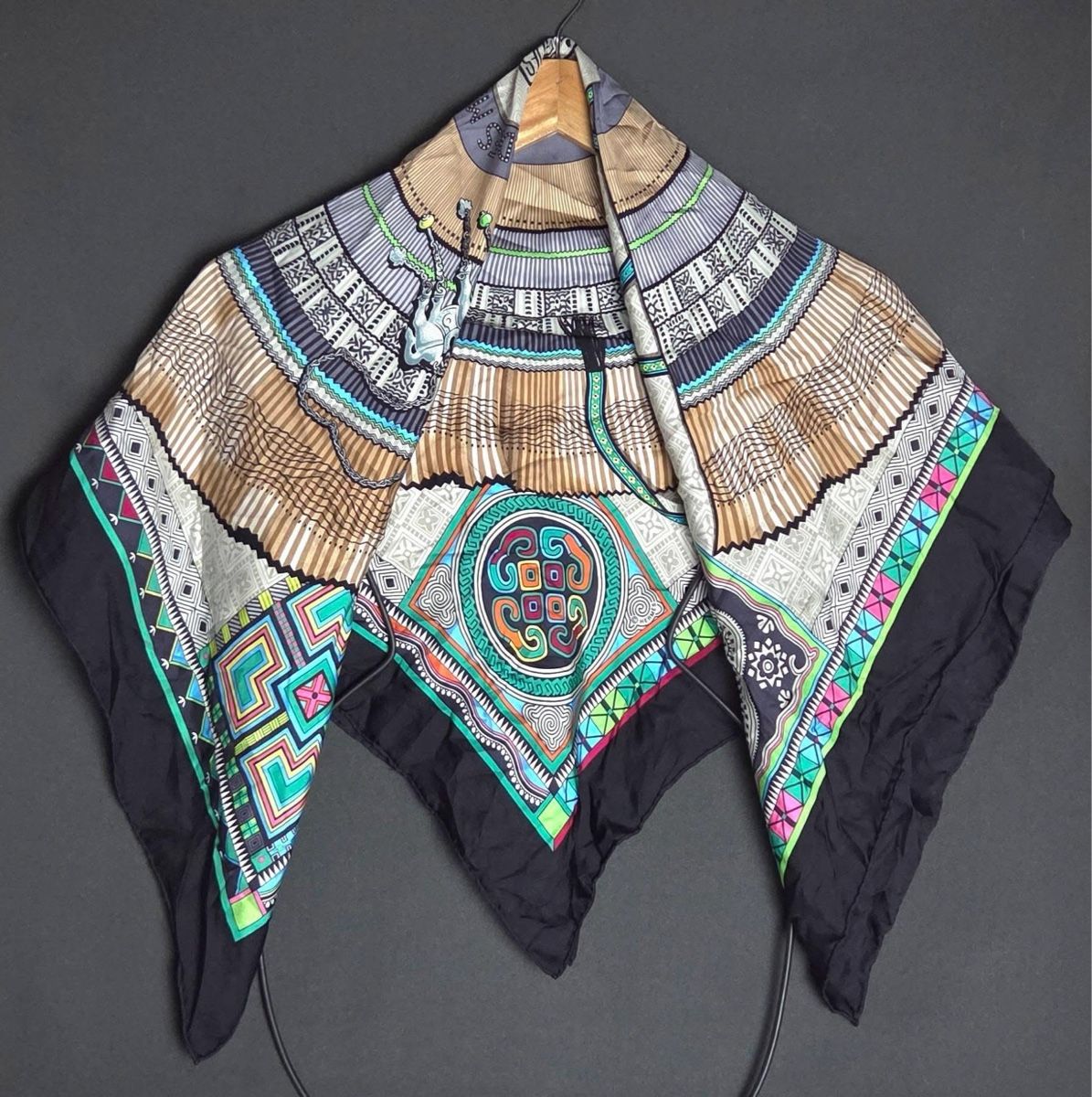 Hermès Foulards & écharpes: Hermes Elegant Silk Scarf – D'occasion à St.Josefen par lop_lh8d 1