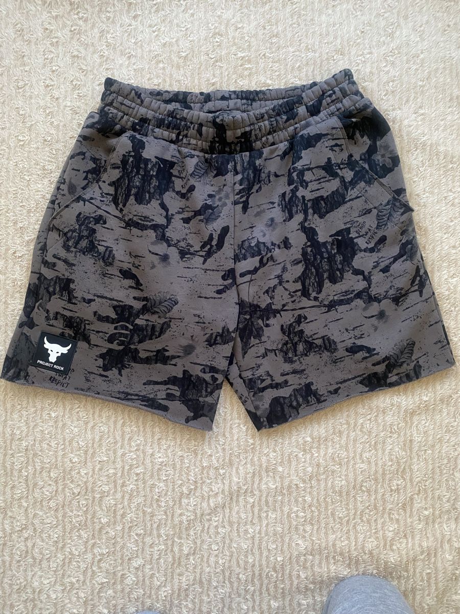Under Armour Pantaloni: Under Armour Project Rock Shorts Grau/Schwarz Grösse M – Nuovo e nell'imballaggio originale da Rothrist venduto da SvenSeven 1