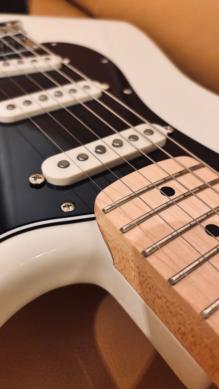 Squier Instruments de musique: E-Gitarre Squier Stratocaster mit Upgrades – D'occasion à Luzern par accessories_shop96 6
