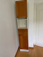 schmales Holzgestell mit Schubladen