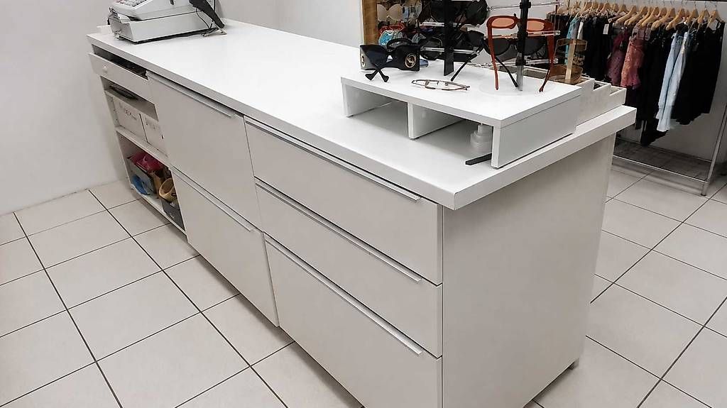 Equipement de magasin & Foires: Weisse Verkaufstheke  – D'occasion à Zürich par iriada