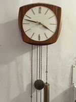 Vintage Wanduhr mit Pendel aus Holz und Messing.