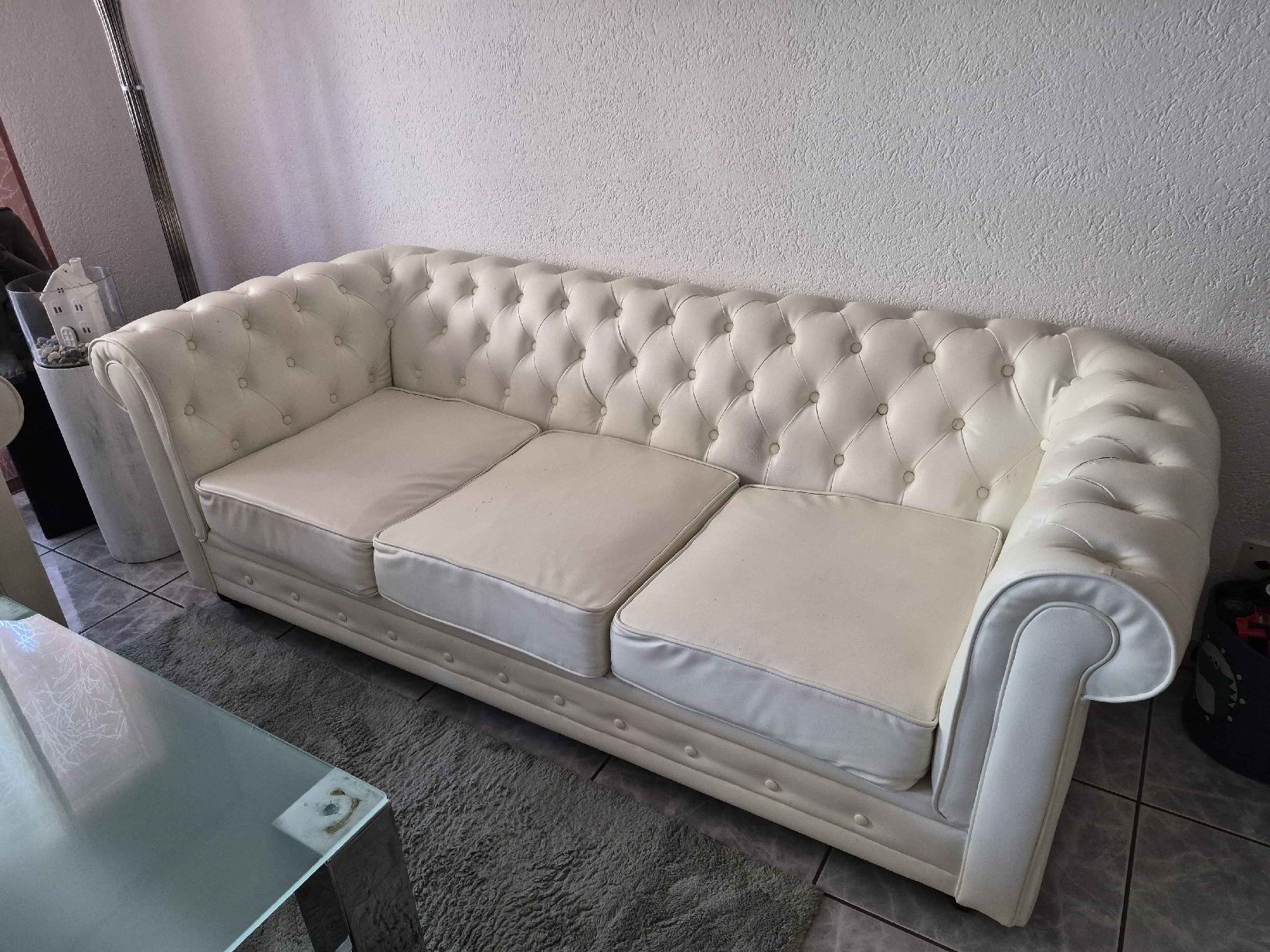 Sofas: 2x Chesterfield-lock Sofa creme Lederoptik 3 Sitzer – Gebraucht aus Selzach von Paradiso89