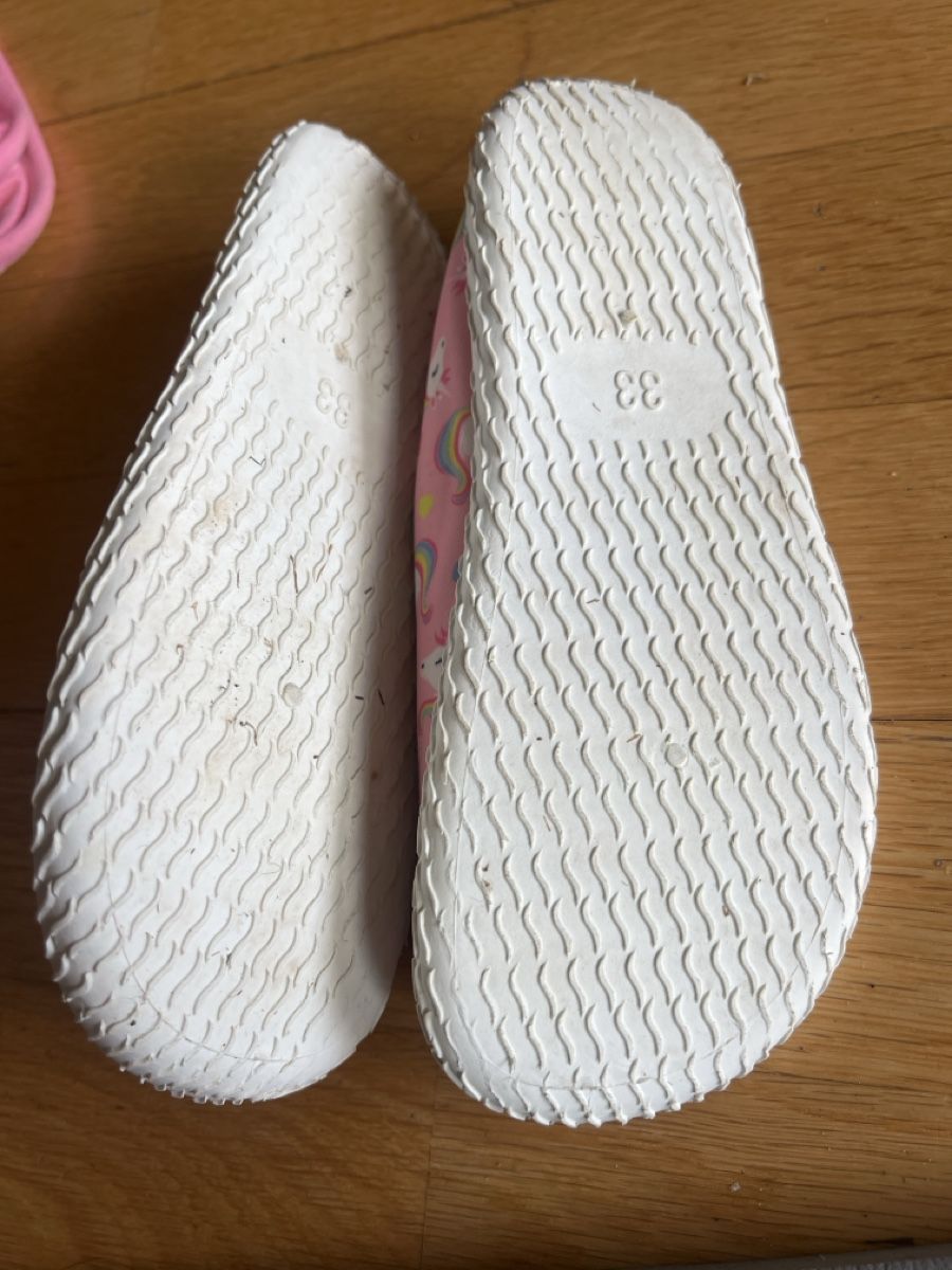 Scarpe per ragazze: Badeschuhe Mädchen Einhorn Gr. 33 – Usato da Zürich venduto da Salsera79 3
