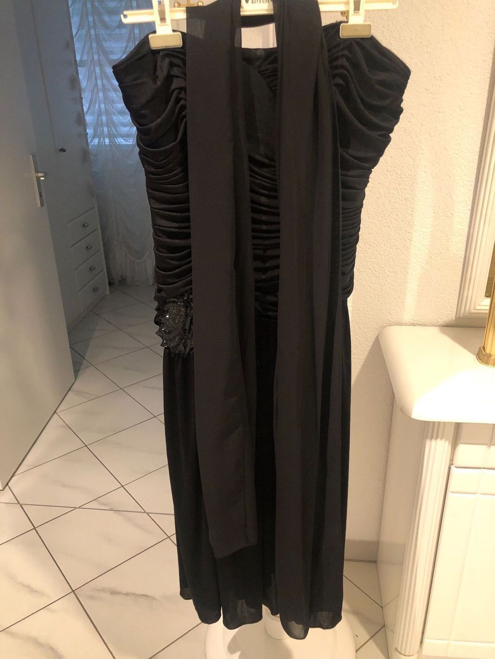 Kleider: Abendkleid mittellang schwarz – Gebraucht aus Hinwil von dire07 2