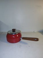 Topf, rot und der Griff aus Holz. Vintage (nov506)