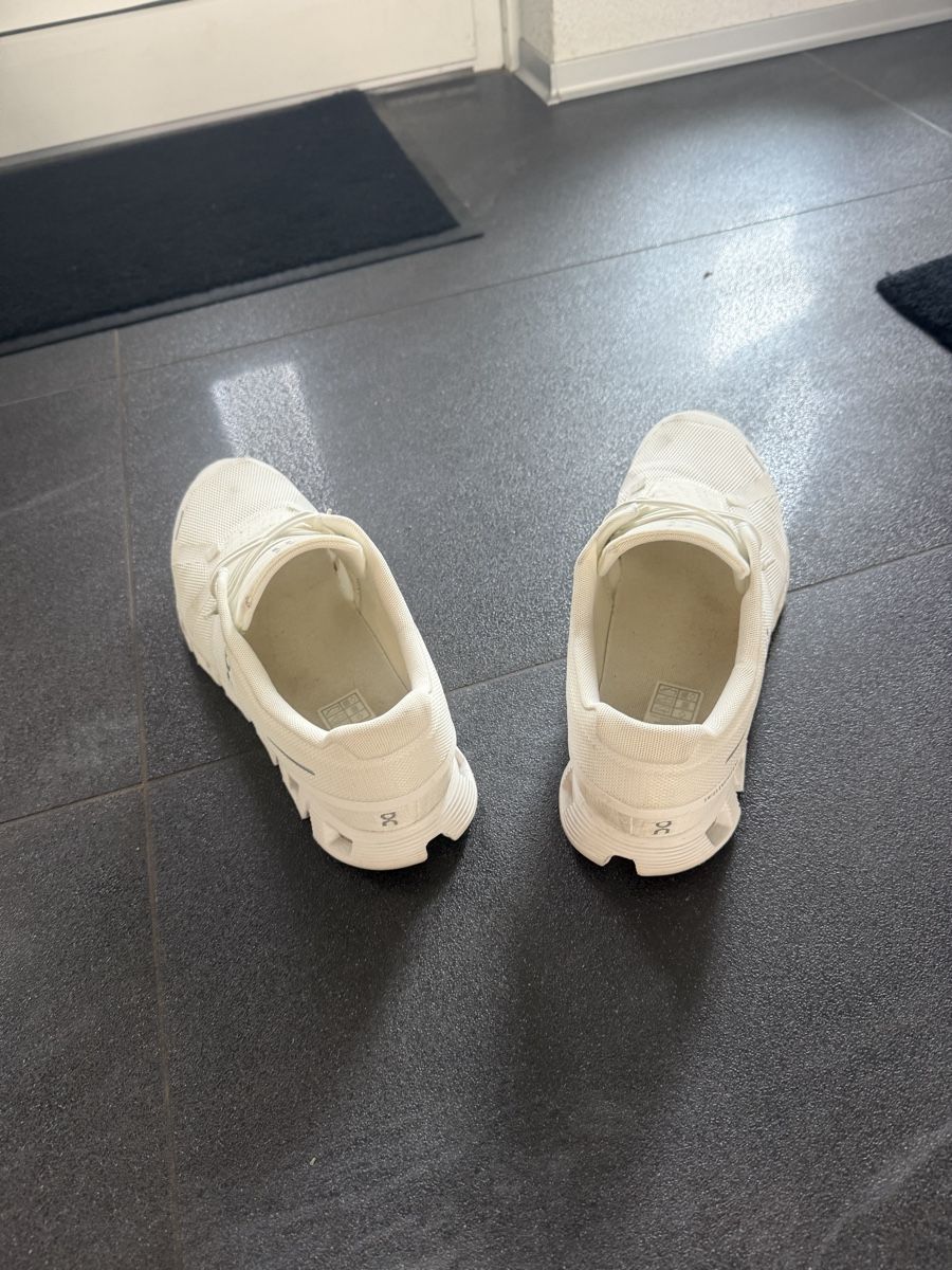 On Scarpe da uomo: On Running Sneaker Cloud weiss Grösse 47 gebraucht – Nuovo (secondo la descrizione) da Wil ZH venduto da Cyril-Las 1