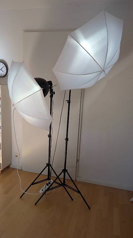 Lampade: 2er Set Studioleuchte Reflektor und Schirm und Stativ – Usato da Bremgarten b. Bern venduto da Flintli 1