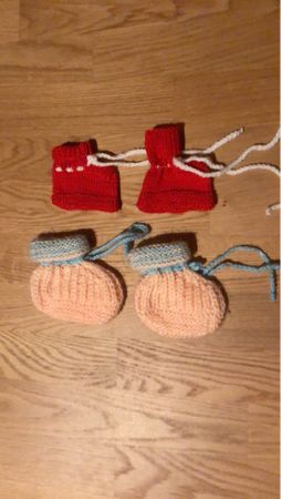 Süsse, handgestrickte Baby Finken für den Winter