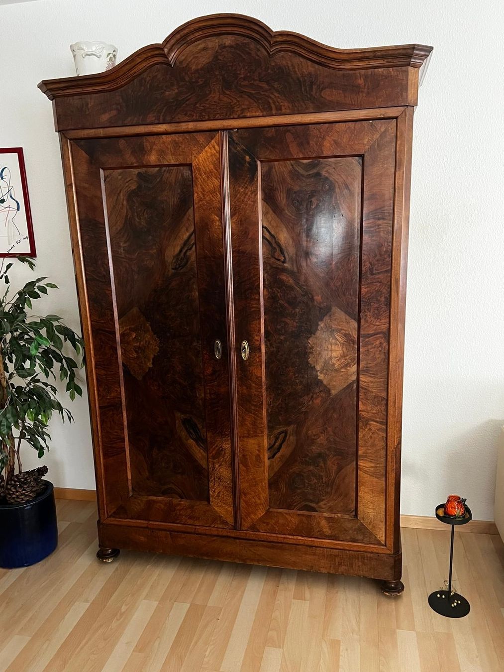 Armoires: Antiker Schrank Nussbaum – D'occasion à Bülach par bestsales21