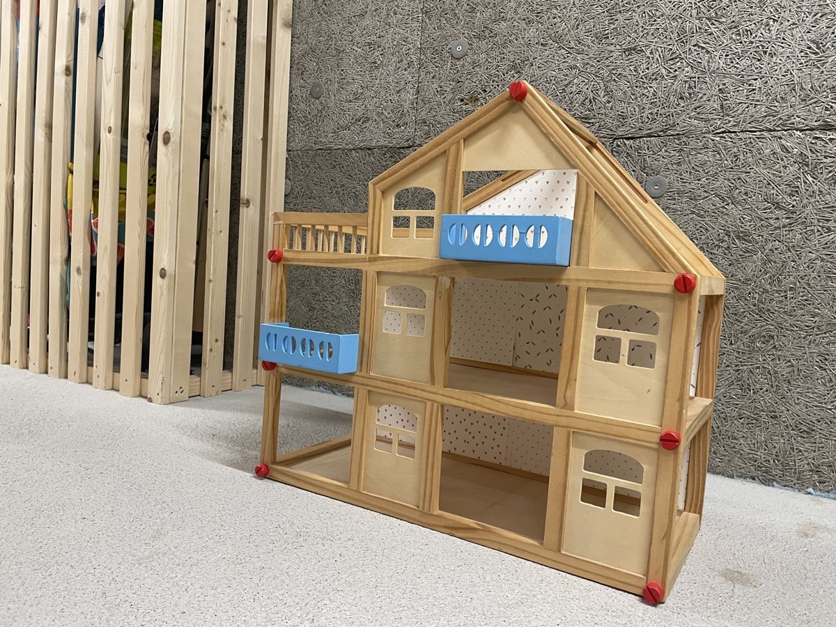 Puppenhäuser & -möbel: Puppenhaus aus Holz – Gebraucht aus Basel von val_g8th 2