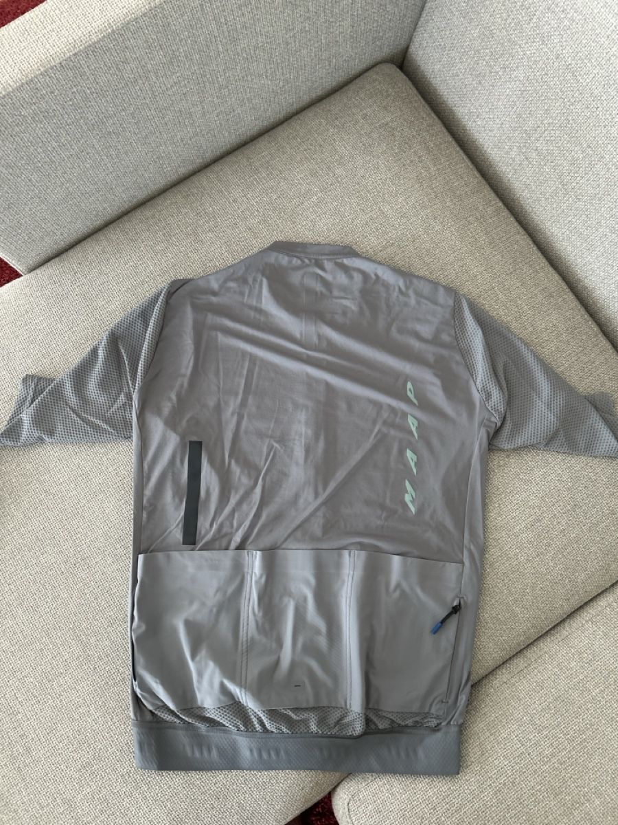 Leibchen & Hosen: MAAP Maillot gris Taille L – Gebraucht aus Biel/Bienne von ponpon_bleu 1