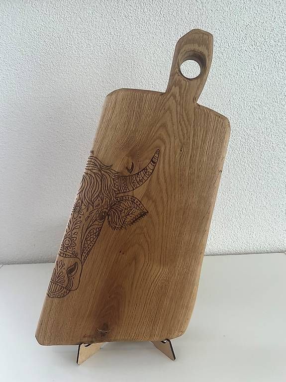 Articoli in legno: Servierbrett aus Eichenholz / Lasergravur  handgemacht KUH – Nuovo e nell'imballaggio originale da Hinterforst venduto da TimberArt