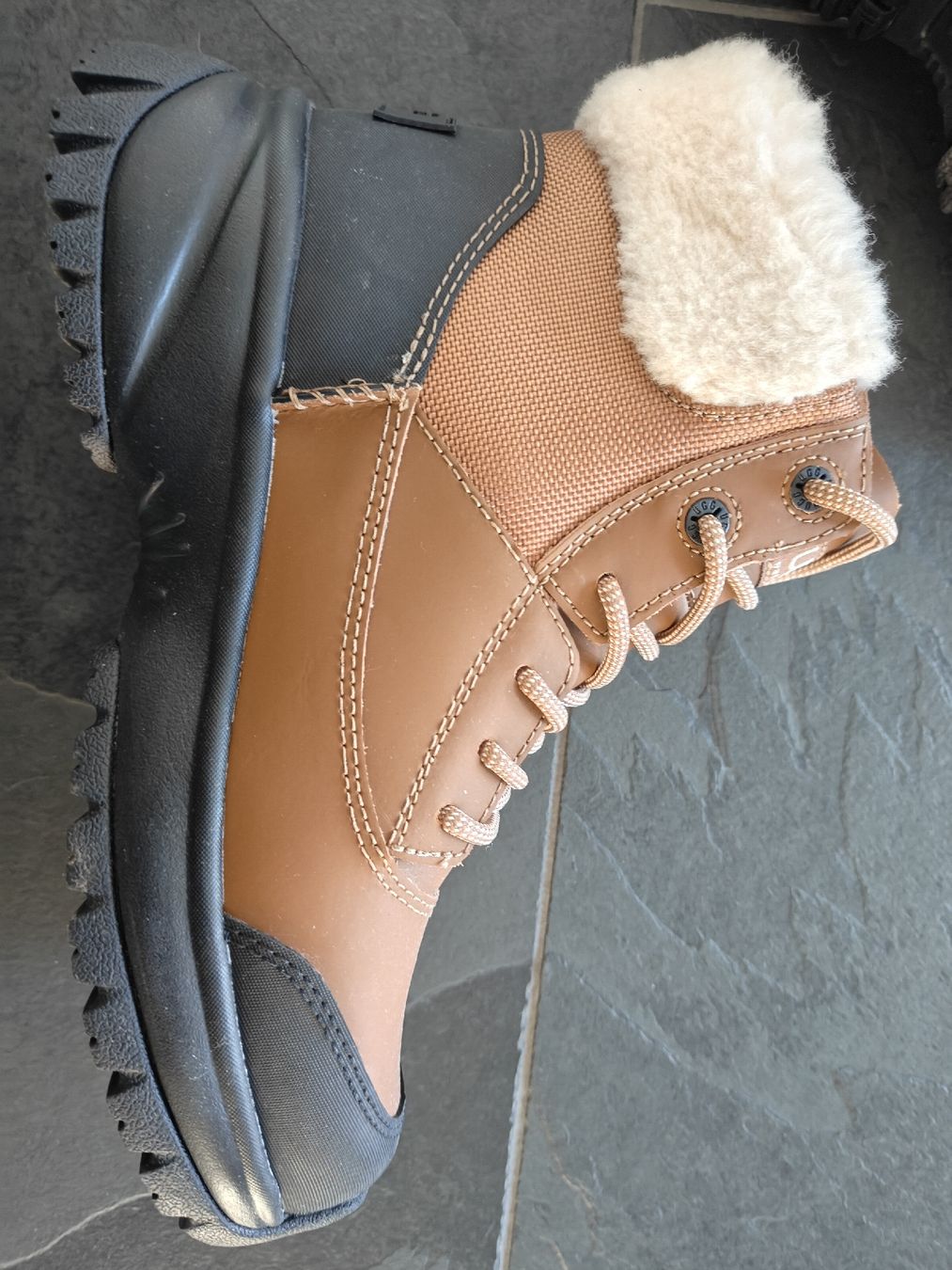 Ugg Scarpe da donna: UGG Winterstiefel Yose Fluff V2  wasserdicht – Nuovo (secondo la descrizione) da Rorschach venduto da Laboumedeluxe 2