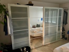 Grosser Schwebetürenschrank mit Spiegel, viel Stauraum