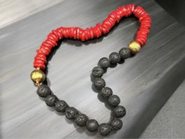 Halskette mit roter Koralle und Lavastein