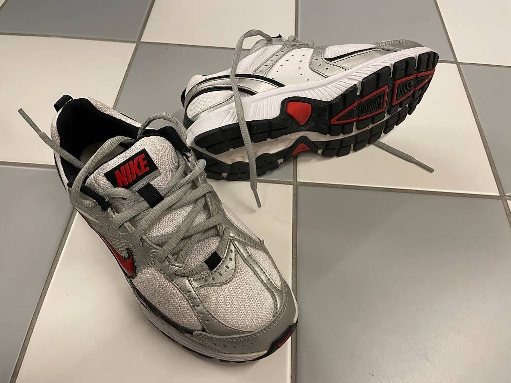Scarpe da uomo: Nike Gr. 36 2/3 – Usato da Rapperswil SG venduto da watsup99