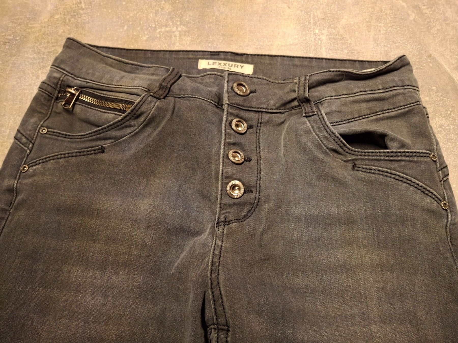 Jeans: Pantalon jeans 70% coton taille 36 marque Chicorée – Usato da Villiers venduto da san_jn5w 2