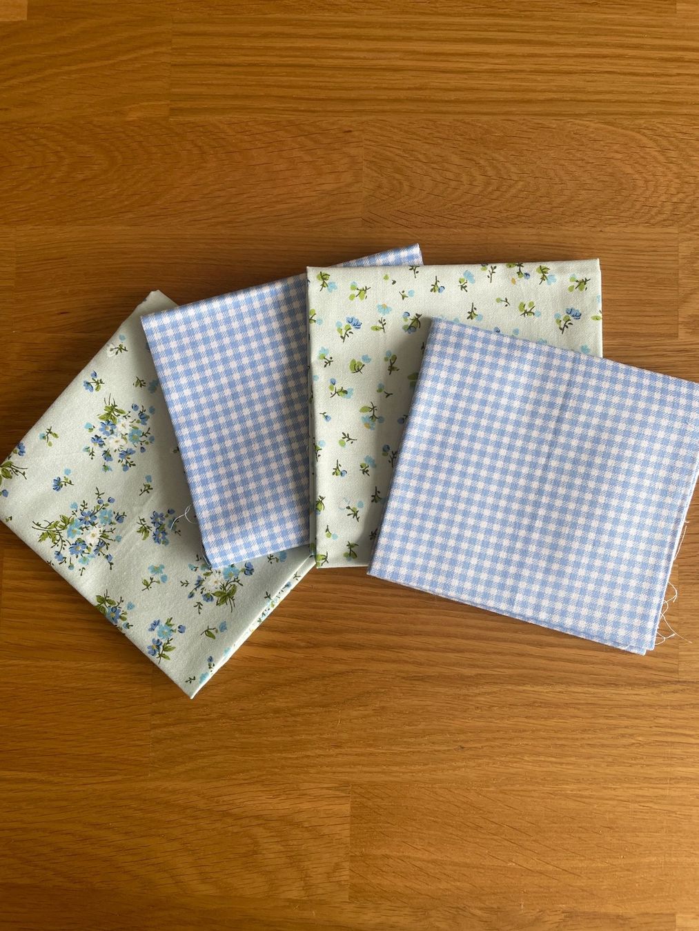 Stoffe: Fat quarter/Coupon patchwork-couture Petites fleurs bleues – Neu und originalverpackt aus Gland von san_xz5j