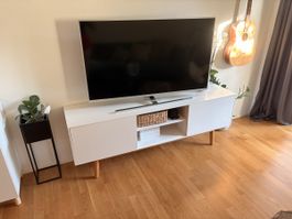 Sideboard weiss mit Holzfüssen - guter Zustand