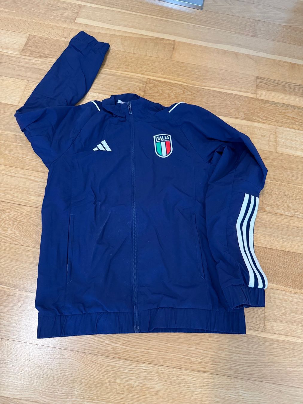 Lotti & Set di vestiti: Adidas Trainer Italia – Usato da Hagendorn venduto da Panto100