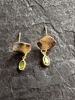 Boucles or et cabochon de verre vert