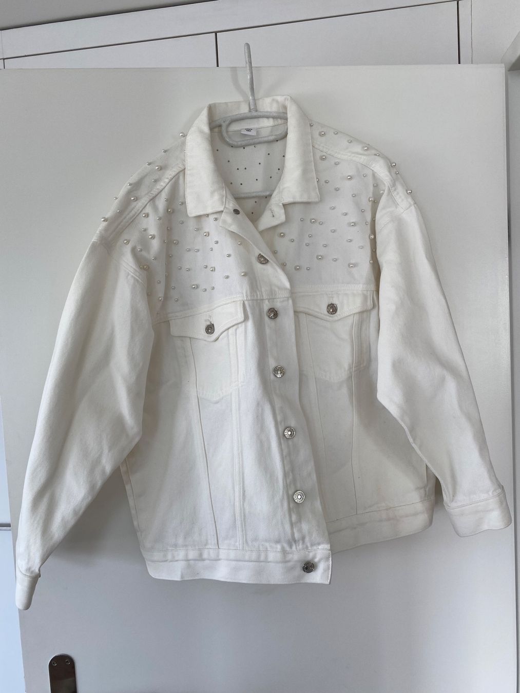 H&M Giacche: Jeans Jacke mit Perlen (Gr. 40) – Usato da Schlieren venduto da vivid_wrld